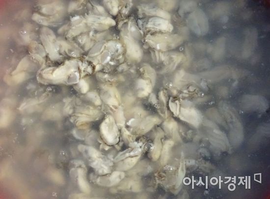 “추워야 제맛이제” 장흥 남포 소등섬 ‘장작 굴구이’ 별미