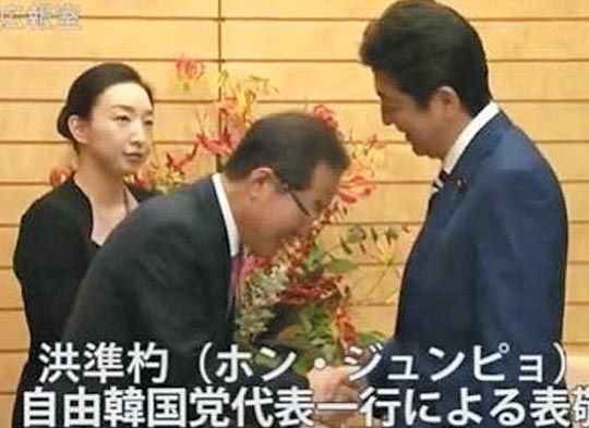 지난 14일 일본을 방문해 아베 총리(오른쪽)를 만나는 홍준표 자유한국당(가운데) 대표 / 사진=온라인 커뮤니티 캡처