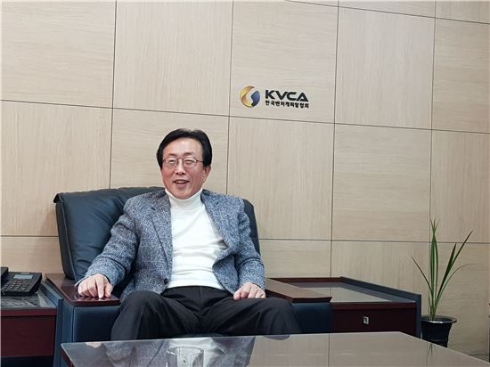 이용성 한국벤처캐피탈협회 회장이 벤처 생태계에 있어 업계의 젖줄과 동맥 역할에 대해 이야기를 하고 있다. 
