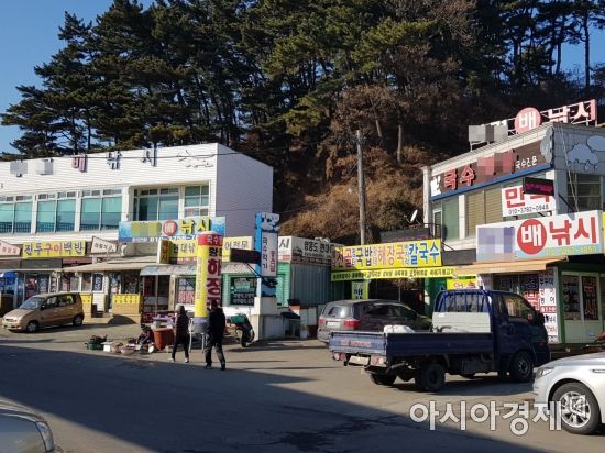 영흥도 진두항 주변 낚시용품점과 식당 등이 한산한 모습을 보이고 있다. (사진=이관주 기자)