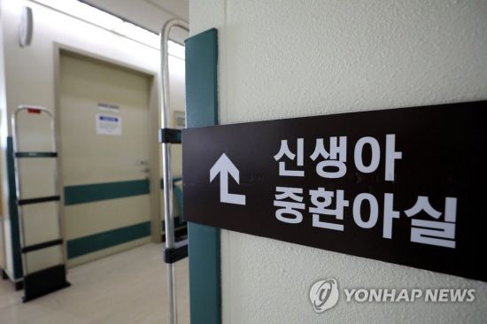 17일 오후 전날 오후 9시부터 11시까지 2시간 동안 인큐베이터에 있던 신생아 4명이 잇따라 숨진 사건이 발생한 서울 이대목동병원 신생아 중환자실에 적막감이 감돌고 있다.