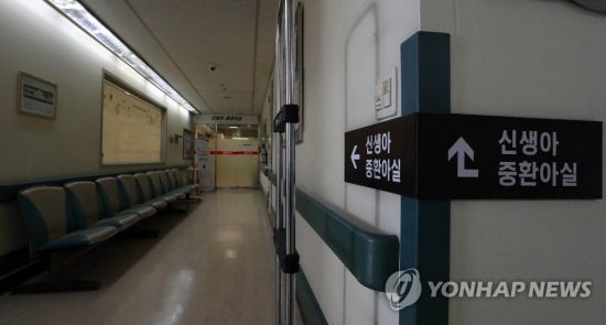 17일 오후 전날 오후 9시부터 11시까지 2시간 동안 인큐베이터에 있던 신생아 4명이 잇따라 숨진 사건이 발생한 서울 이대목동병원 신생아 중환자실에 적막감이 감돌고 있다.