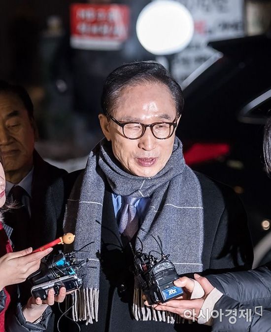 [포토] 취재진 질문에 답변하는 이명박 전 대통령