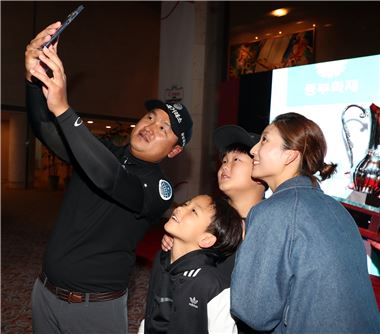 김대섭이 은퇴식에서 가족과 함께 셀카를 찍고 있다. 사진=KPGA