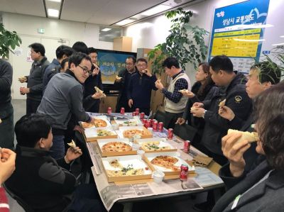 제설작업을 마치고 돌아온 성남시청 직원들이 이재명 성남시장이 선물한 피자를 먹고 있다.