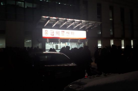 샤이니 종현이 18일 오후 심정지 상태로 이송된 서울 광진구 능동로 화양동 건국대학교병원 앞에 그의 팬들이 모여있다. 사진/한승곤 기자 hsg@asiae.co.kr