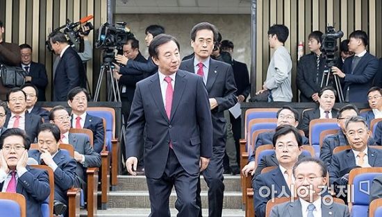 김성태 자유한국당 원내대표와 함진규 정책위의장이 19일 국회에서 열린 의원총회에 참석하고 있다./윤동주 기자 doso7@