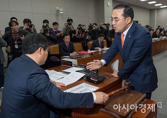 박홍근 더불어민주당 원내수석부대표가 19일 국회에서 열린 운영위원회 전체회의에서 김선동 자유한국당 원내수석부대표가 회의를 개의하지 이에 강력하게 항의하고 있다. 이날 운영위는 임종석 대통령 비서실장의 중동 특사 파견을 놓고 진상 규명을 이유로 한국당이 단독 소집했고, 민주당은 "여야간 합의가 없는 상임위는 국회를 부정하는 것" 이라고 비판했다./윤동주 기자 doso7@