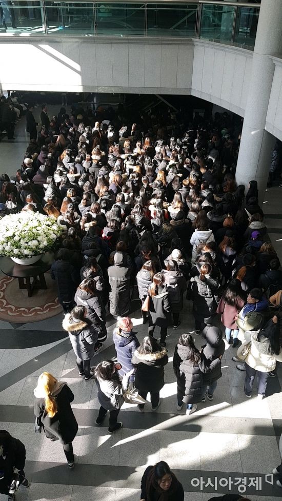 19일 서울아산병원 장례식장에 종현을 추모하고자 찾은 팬들의 발길이 이어지고 있다.(사진=이관주 기자)