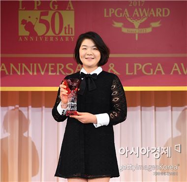 이민영이 JLPGA투어 2017시즌 시상식에서 감투상을 받고 기념 촬영을 하고 있다. 도쿄(일본)=Getty images/멀티비츠 