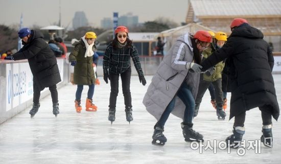 [포토]여의도 스케이트장 찾은 시민들