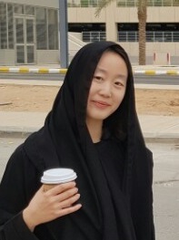 기자가 리야드에서 아바야를 입은 모습 
