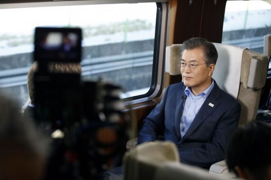 문재인 대통령이 19일 오후 대통령 전용고속열차인 '트레인 원' 내에서 미국 측 평창동계올림픽 주관 방송사인 NBC와 인터뷰를 하고 있다. [이미지출처=연합뉴스]