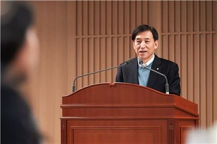 이주열 한국은행 총재가 20일 오후 서울 세종대로 한은 본관 17층 대회의실에서 송년간담회를 진행하고 있다.(자료:한국은행)