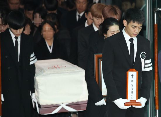 21일 오전 서울 송파구 풍납동 서울아산병원 장례식장에서 그룹 샤이니의 멤버 종현(본명 김종현)의 발인이 엄수되고 있다./사진=연합뉴스