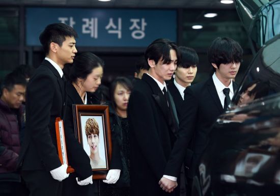 지난 18일 숨진 샤이니 종현(27·본명 김종현)의 발인식이 21일 8시 서울아산병원 장례식장에서 진행됐다. 사진 = 스포츠투데이
