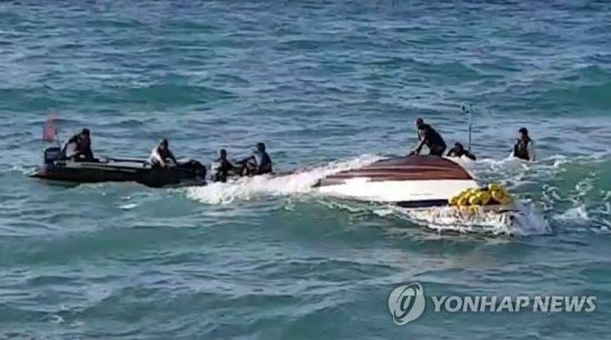 인천 영흥도 해상서 낚싯배 전복…22명 빠져 구조중. 구조 나선 119구조대와 해경[연합뉴스 자료사진]