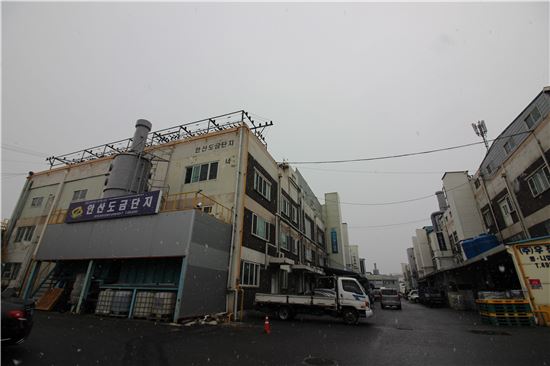 20일 눈 내리는 안산도금산업단지. 최저임금 인상에 따라 가장 크게 영향을 받을 업종으로 꼽히는 도금업체 대표들은 "도금업은 하청구조 속에서 가장 아랫단계의 업종"이라며 "물가상승 등 경기부양 효과도 기대하기 힘들다"라고 하소연했다