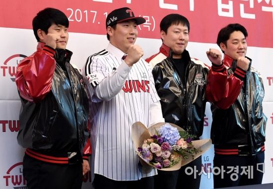 프로야구 LG 김현수가 21일 서울 삼성동 그랜드 인터컨티넨탈호텔에서 열린 입단식에서 팀 동료들과 함께 파이팅을 외치고 있다. 왼쪽부터 유강남, 김현수, 차우찬, 양석환. 2017.12.21.김현민 기자 kimhyun81@asiae.co.kr
