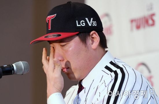 프로야구 LG 김현수가 21일 서울 삼성동 그랜드 인터컨티넨탈호텔에서 열린 입단식에서 눈물을 훔치고 있다. 2017.12.21.김현민 기자 kimhyun81@asiae.co.kr