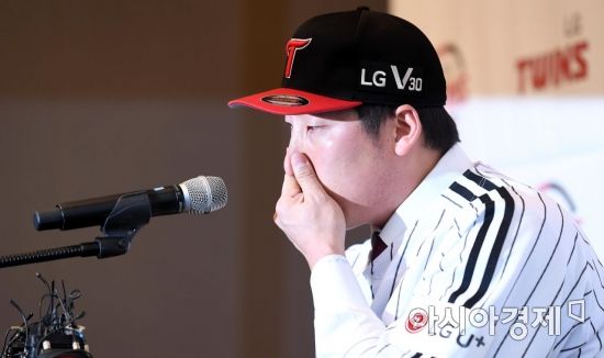 프로야구 LG 김현수가 21일 서울 삼성동 그랜드 인터컨티넨탈호텔에서 열린 입단식에서 소감을 말하고 있다. 2017.12.21.김현민 기자 kimhyun81@asiae.co.kr
