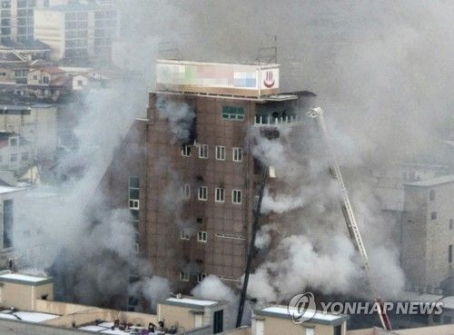 21일 오후 3시 53분께 충북 제천시 8층짜리 스포츠센터에 불이 났다. (사진=연합뉴스)