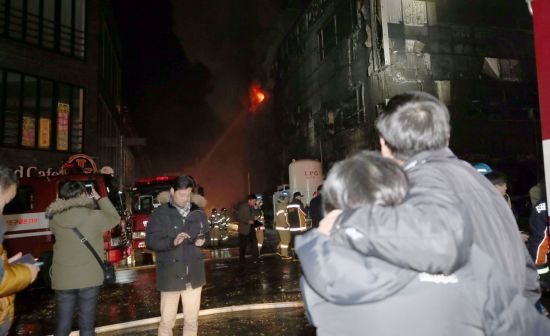 21일 오후 난 불로 16명의 사망자를 낸 제천 복합건물을 시민들이 걱정스러운 눈길로 바라보고 있다./사진=연합뉴스