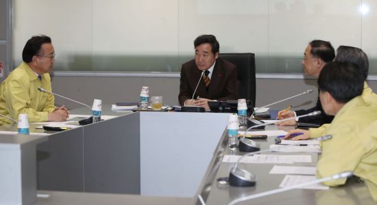 이낙연 국무총리가 21일 오후 서울 세종로 정부서울청사의 중앙재난안전대책본부 상황실을 방문해 김부겸 행안부 장관 등에게 제천 스포츠센터 화재와 관련해 "인명구조와 화재진압에 최선을 다하라"는 긴급지시를 내리고 있다./사진=연합뉴스