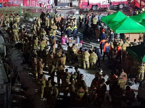 21일 밤 대형 참사를 빚은 충북 제천 스포츠센터 화재현장 앞에서 잠시 휴식을 취하는 소방대원들. 2017.12.21 [독자 김기민씨 제공=연합뉴스]