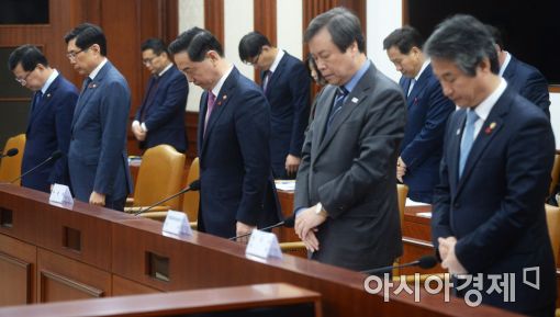 [포토]제천 화재 희생자들 추모하는 김상곤 부총리와 국무위원들