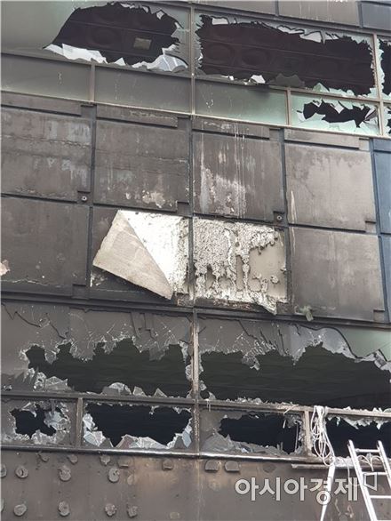 21일 충북 제천시에서 발생한 스포츠센터 화재 현장. 사진=이관주 기자
