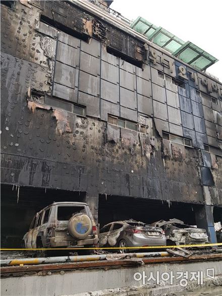 21일 충북 제천시에서 발생한 스포츠센터 화재 현장. 사진=이관주 기자