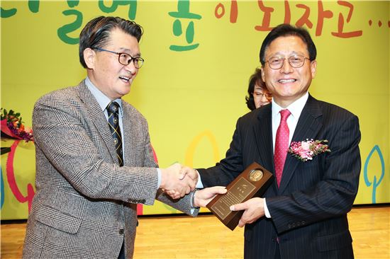 유종필 관악구청장이 퇴임하는 정경찬 부구청장에게 감사패를 전달하며 축하하고 있다. 