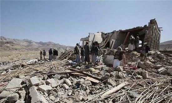 폭격에 폐허가 된 예멘의 수도 사나일대 모습(사진=AP연합뉴스)