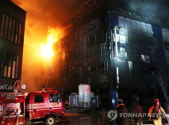 21일 오후 충북 제천시 하소동 피트니스센터에서 불이 나 소방대원들이 화재 진압을 하고 있다.사진=연합뉴스