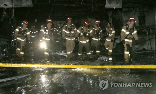 29명의 사망자를 낸 사상 최악의 화재가 발생한 충북 제천시 스포츠센터 건물에서 22일 오전 소방대원들이 혹시 모를 상황에 대비, 재수색을 진행하고 있다/사진=연합뉴스