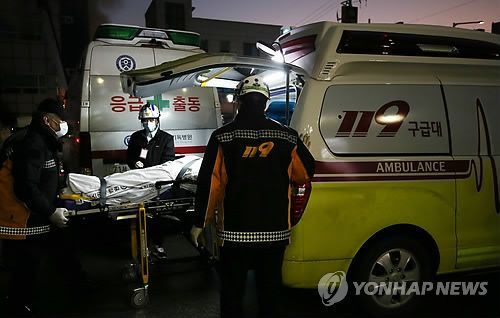 21일 오후 충북 제천시 하소동 피트니스센터 화재현장에서 사망자가 구급차가 옮겨지고 있다. /사진=연합뉴스
