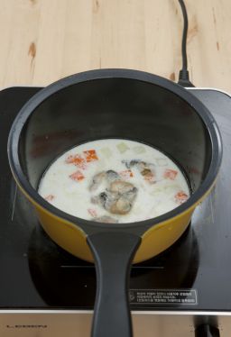 5. 우유가 끓고 감자가 거의 익으면 홍합살을 넣어 끓인다.