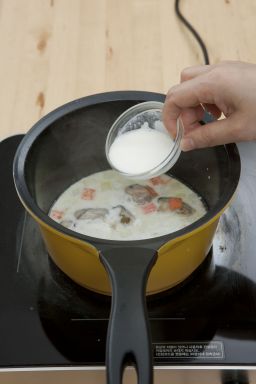 6. 생크림을 부어 농도를 조절하고 소금, 후춧가루를 넣어 간을 맞춘 다음 그릇에 담고 파슬리가루를 뿌린다.