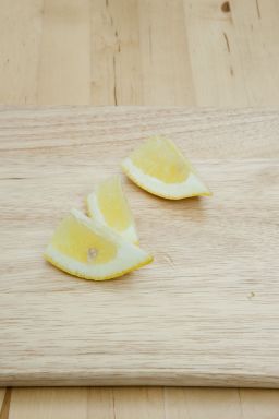 4. 레몬은 웨지 모양으로 썬다.