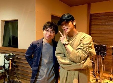 신카이 마코토 감독(왼쪽)이 지난 1월 '푸른 밤 종현입니다'에 출연했을 당시 종현과 함께 찍은 사진 / 사진=신카이 마코토 감독 트위터