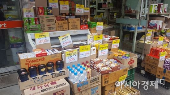 23일 서울 동작구 노량진동 의 한 슈퍼마켓에서 타지역 슈퍼마켓보다 저렴한 가격에 물건을 판매하고 있다. /사진=soobin_222@asiae.co.kr