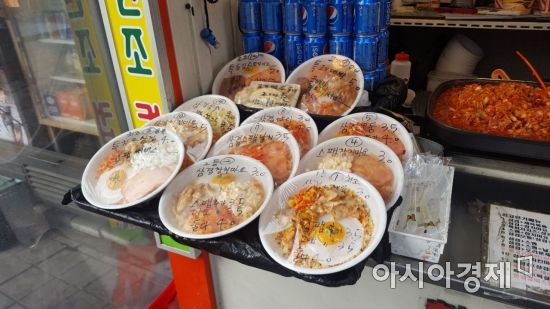 23일 '노량진 컵밥 거리'서 다양한 종류의 컵밥들이 3000원에서 5000원 사이의 가격으로 판매되고 있다. /사진=soobin_222@asiae.co.kr