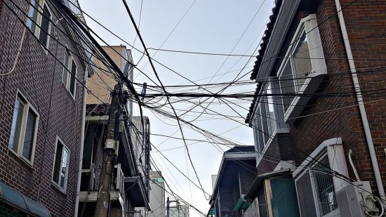어지럽게 뒤엉켜 있는 공중선들. (사진=이승진 기자)