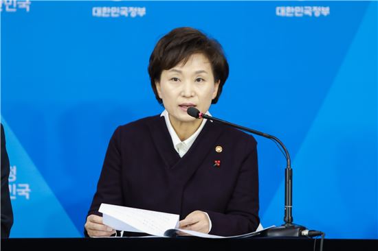 김현미 장관, 성북구 '해고없는 아파트' 방문…경비원·입주민 상생 강조