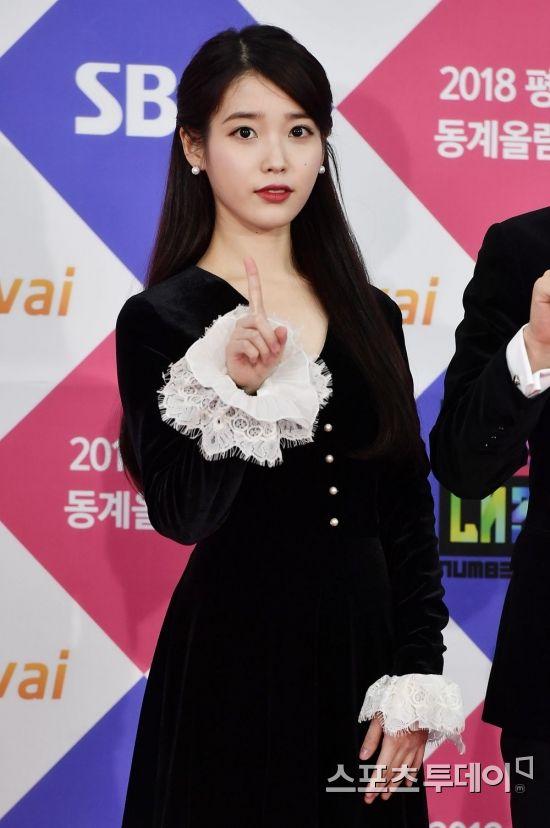 아이유X카카오, 끈끈한 우정 과시…카카오 새 상징 될까?
