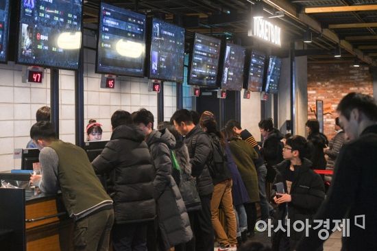 성탄절인 25일 서울 용산CGV에서 영화 관람에 나선 고객들로 북적이고 있다./강진형 기자aymsdream@