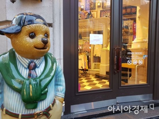 25일 중구 명동에 위치한 티니위니 매장에는 할인 상품을 둘러보는 10여명의 중국인 관광객들로 붐볐지만, 계산대 앞은 썰렁했다. 이날 매장 정문에는 한국어 표기 없이 '고정문, 밀지 마세요'라는 뜻의 중국어 안내만 걸렸다.(사진=조호윤기자)
