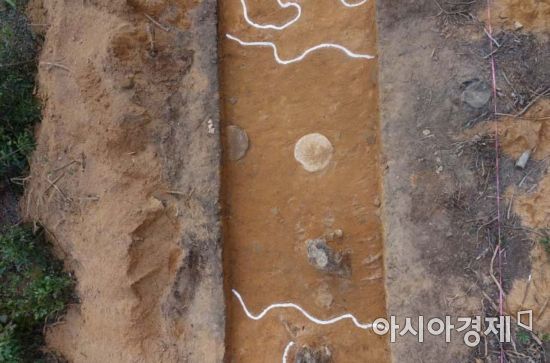 화지산 정상부에서 확인된 원형초석 건물지 전경[사진=문화재청 제공]