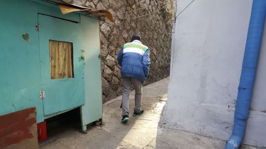 쪽방촌 주민이 집 밖을 나서고 있다. (사진=이승진 기자)